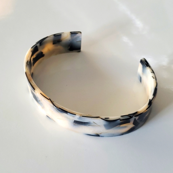 Boutique Multi Colored Plastic Slightly Stretchy Push On Bracelet - Picture 1 of 4